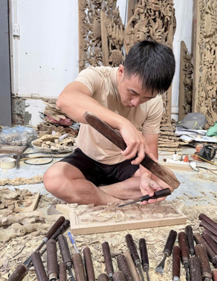 Nghệ nh&acirc;n trẻ Nguyễn Viết Qu&acirc;n tỉ mỉ tạo h&igrave;nh từng chi tiết sản phẩm.