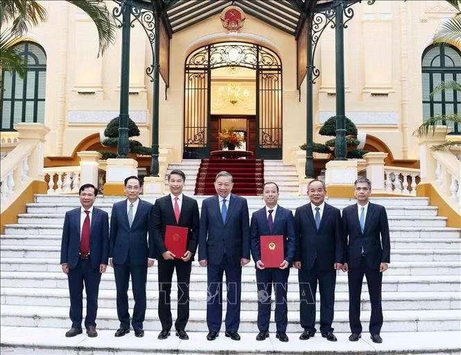 Tổng B&iacute; thư, Chủ tịch nước T&ocirc; L&acirc;m v&agrave; đại biểu c&ugrave;ng 2 Đại sứ mới được bổ nhiệm. Ảnh: Thống Nhất/ TTXVN
