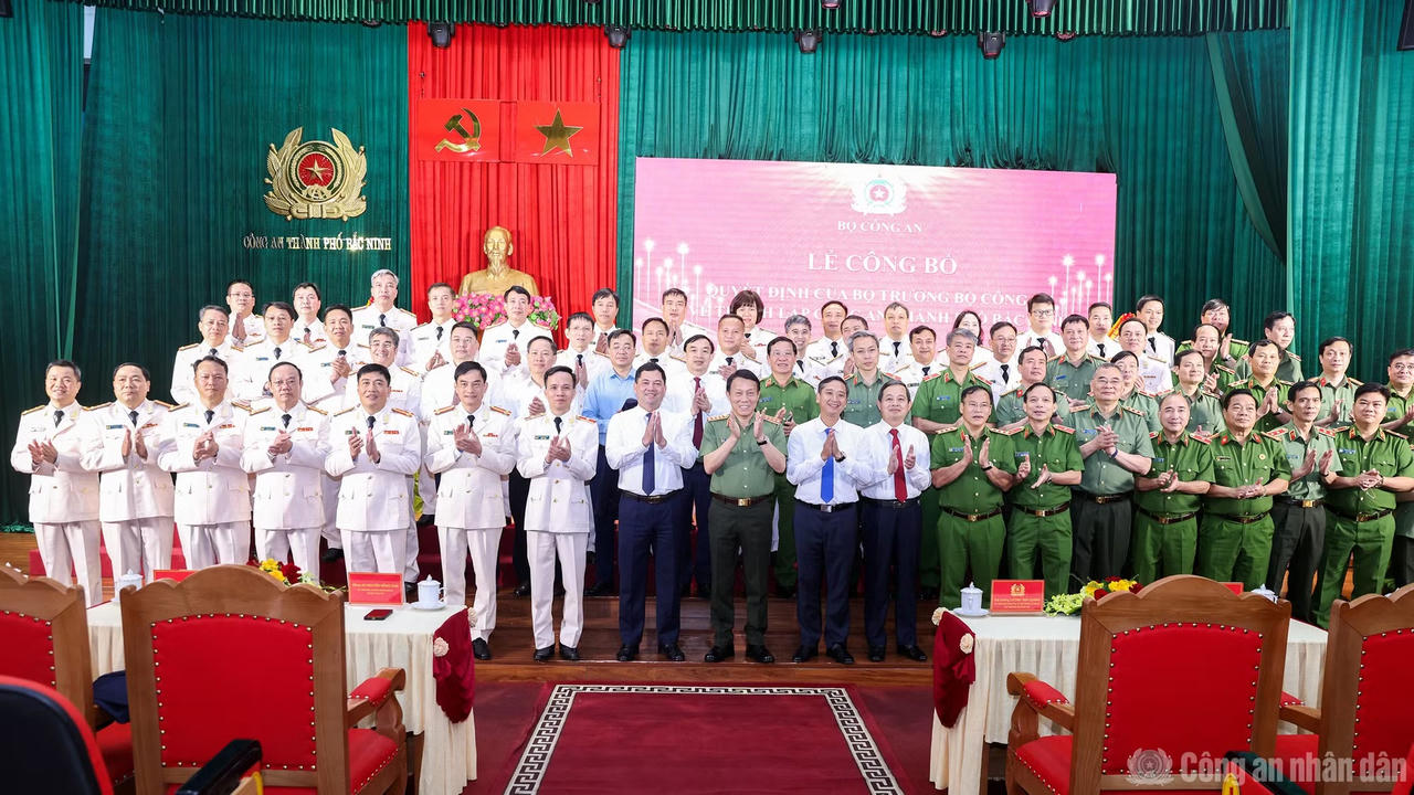Bộ trưởng Lương Tam Quang v&agrave; c&aacute;c đại biểu. Ảnh: C&ocirc;ng an nh&acirc;n d&acirc;n.