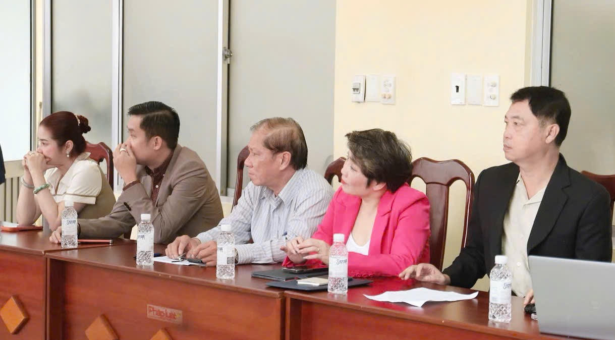 C&aacute;c đại biểu, chuy&ecirc;n gia v&agrave; đại diện doanh nghiệp tham dự, đ&oacute;ng g&oacute;p &yacute; kiến tại Tọa đ&agrave;m Ph&aacute;p luật về bảo vệ quyền lợi người ti&ecirc;u d&ugrave;ng tr&ecirc;n kh&ocirc;ng gian mạng.