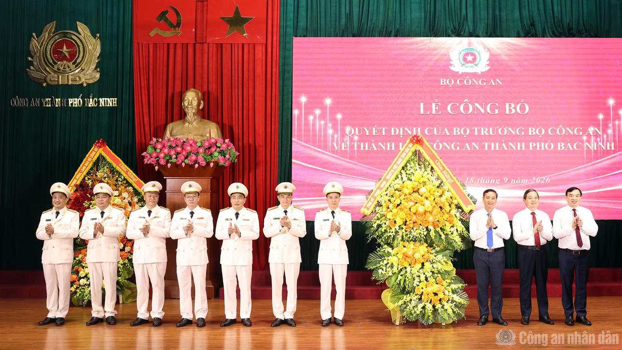 Bộ trưởng Lương Tam Quang v&agrave; Thứ trưởng Nguyễn Văn Long c&ugrave;ng c&aacute;c đại biểu tặng hoa ch&uacute;c mừng Ban Gi&aacute;m đốc C&ocirc;ng an th&agrave;nh phố Bắc Ninh. Ảnh: C&ocirc;ng an nh&acirc;n d&acirc;n.