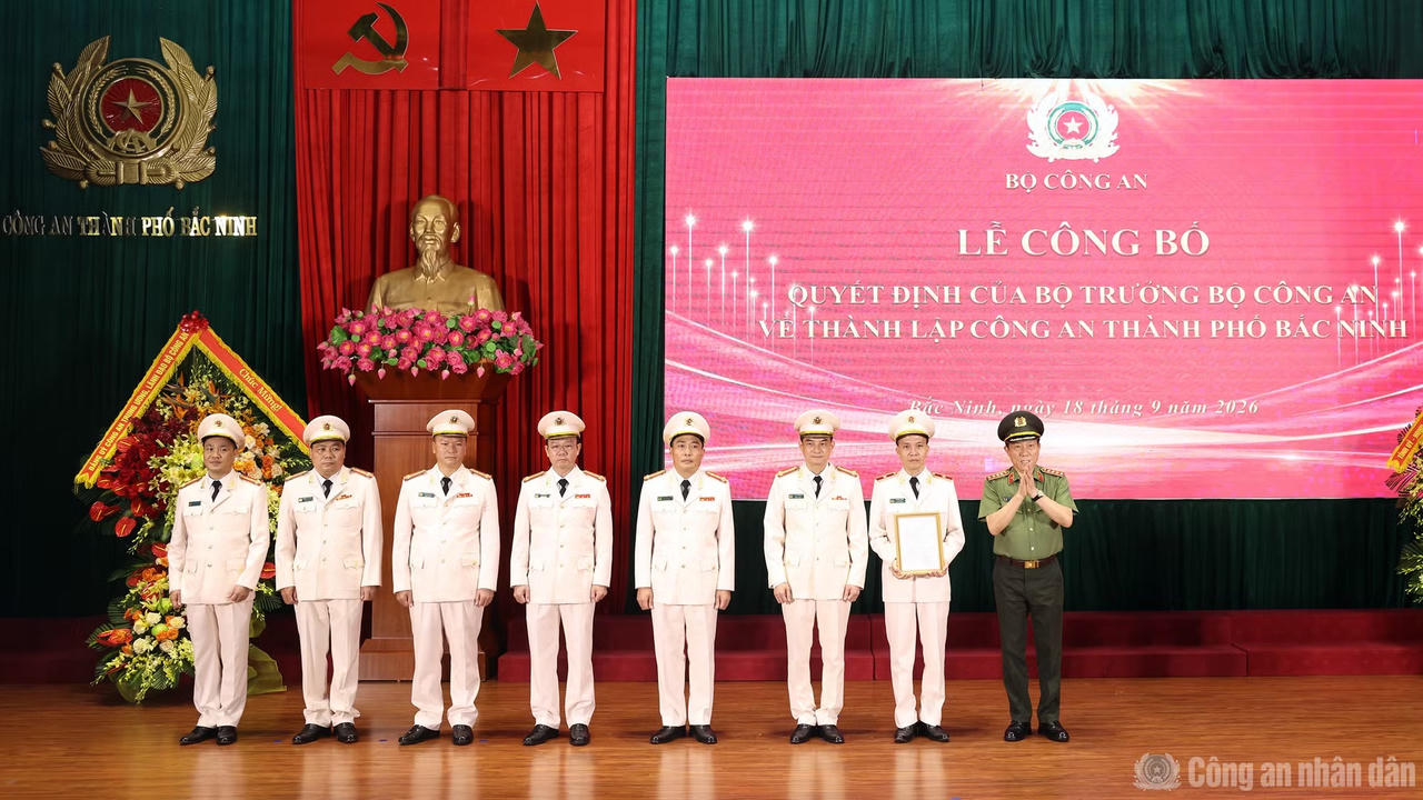 Bộ trưởng Lương Tam Quang trao Quyết định th&agrave;nh lập C&ocirc;ng an th&agrave;nh phố Bắc Ninh. Ảnh: C&ocirc;ng an nh&acirc;n d&acirc;n.