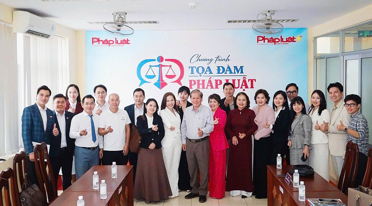 Ban Tổ chức c&ugrave;ng c&aacute;c luật sư, chuy&ecirc;n gia, đại diện doanh nghiệp v&agrave; đại biểu chụp ảnh lưu niệm