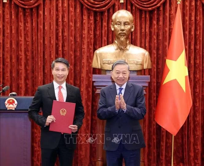 Tổng B&iacute; thư, Chủ tịch nước T&ocirc; L&acirc;m trao Quyết định bổ nhiệm Đại sứ đặc mệnh to&agrave;n quyền Việt Nam tại Cộng h&ograve;a D&acirc;n chủ Timor &ndash; Leste cho &ocirc;ng Phạm B&igrave;nh Đ&agrave;m, Vụ trưởng Ban Thư k&yacute; Quốc gia APEC 2027, Bộ Ngoại giao. Ảnh: Thống Nhất/TTXVN