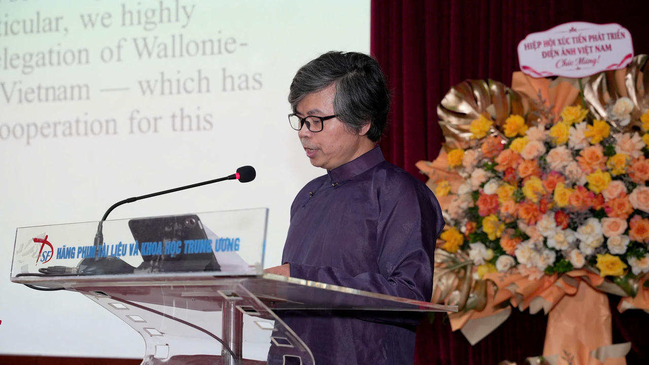 Ph&oacute; Tổng Gi&aacute;m đốc phụ tr&aacute;ch H&atilde;ng phim T&agrave;i liệu Khoa học Trung ương - đạo diễn Trịnh Quang T&ugrave;ng th&ocirc;ng tin về LHP (Ảnh: Trần Quỳnh).
