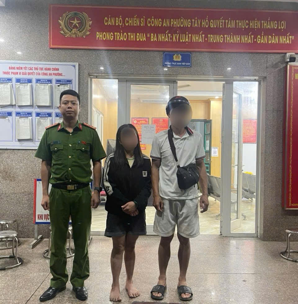 Sau khi được hỗ trợ ổn định tinh thần, người phụ nữ được C&ocirc;ng an phường T&acirc;y Hồ b&agrave;n giao an to&agrave;n cho gia đ&igrave;nh. (Ảnh: C&ocirc;ng an T&acirc;y Hồ)
