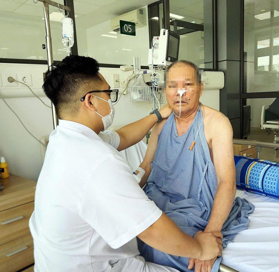Người bệnh được tập phục hồi chức năng vận động, h&ocirc; hấp. Ảnh: BVCC