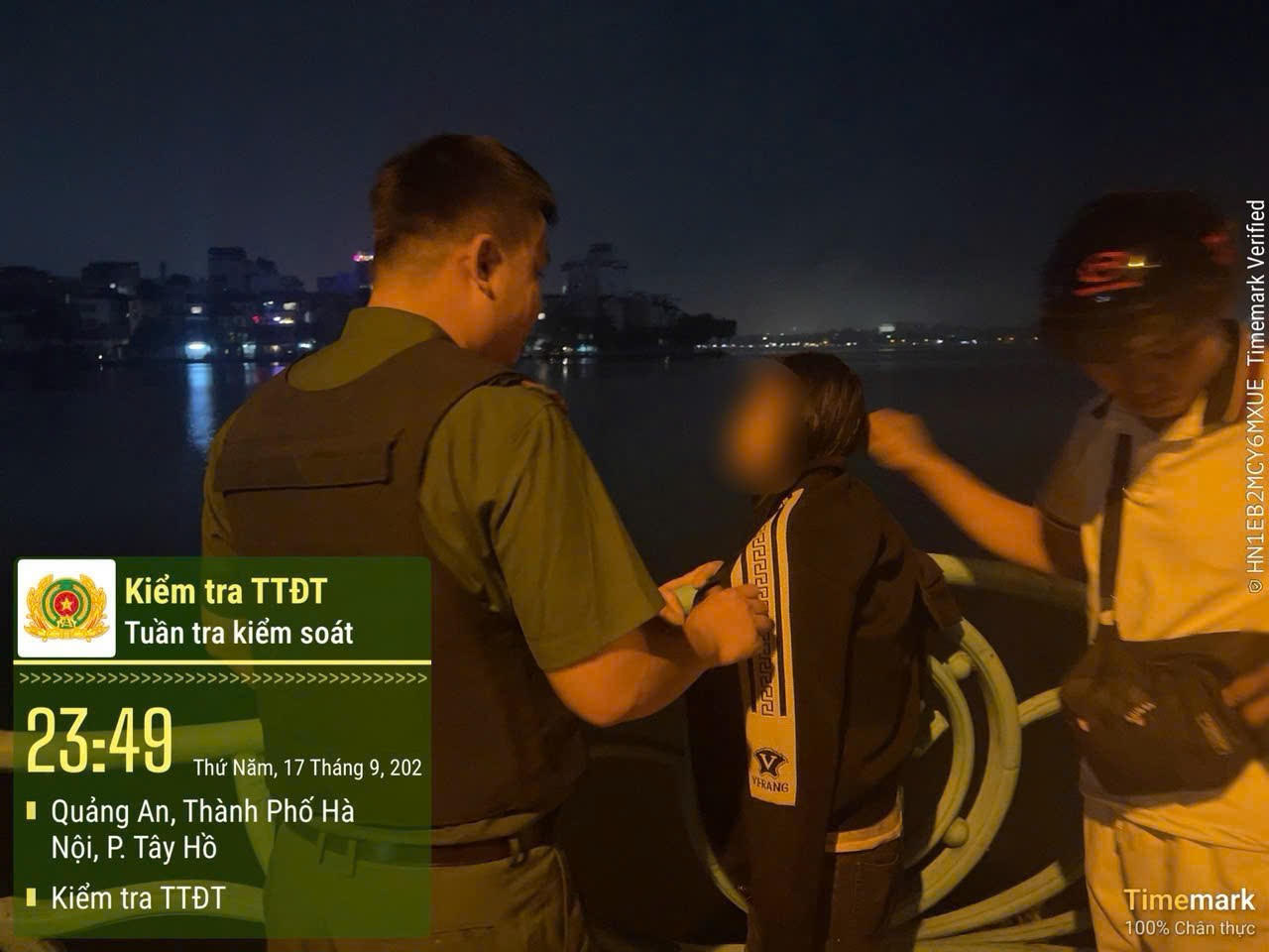 Tổ c&ocirc;ng t&aacute;c C&ocirc;ng an phường T&acirc;y Hồ tiếp cận, trấn an người phụ nữ tại khu vực Hồ T&acirc;y trong đ&ecirc;m 17/9. (Ảnh: C&ocirc;ng an T&acirc;y Hồ)