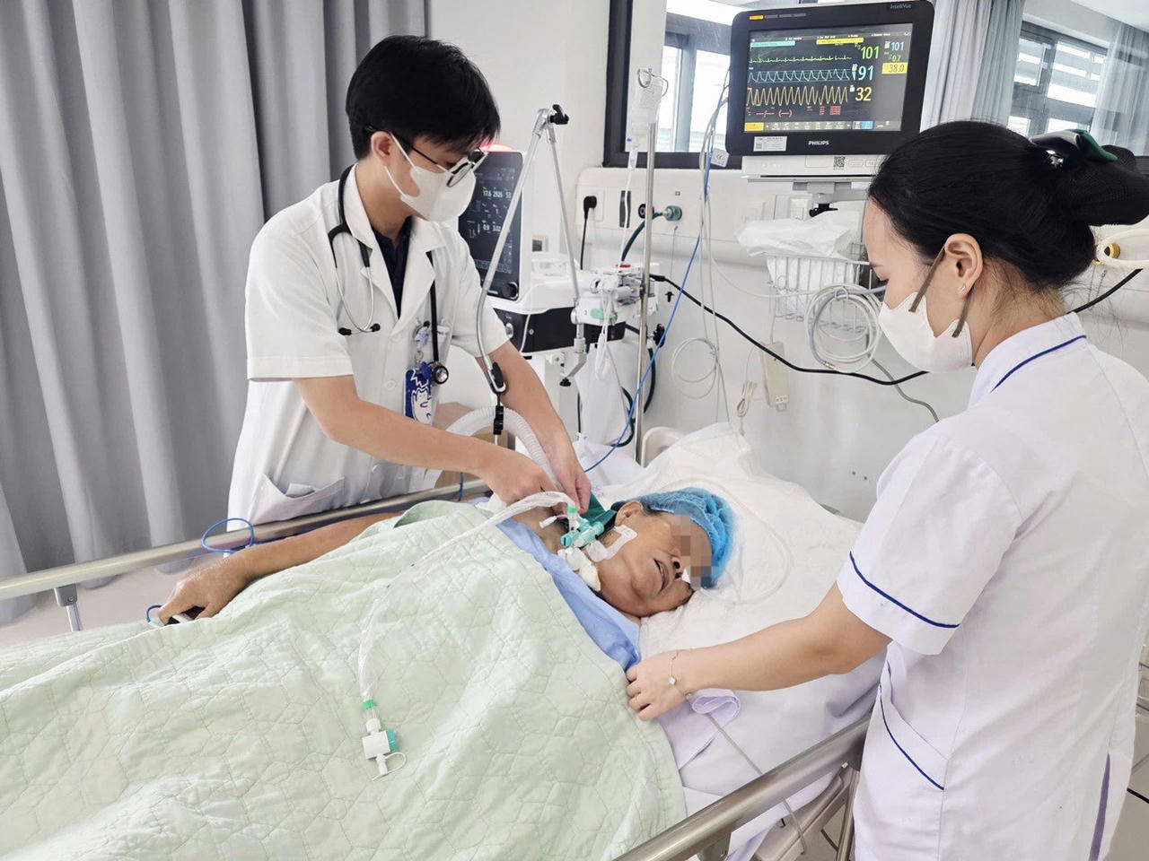 Người bệnh phải mở kh&iacute; quản để bảo vệ đường thở. Ảnh: BVCC