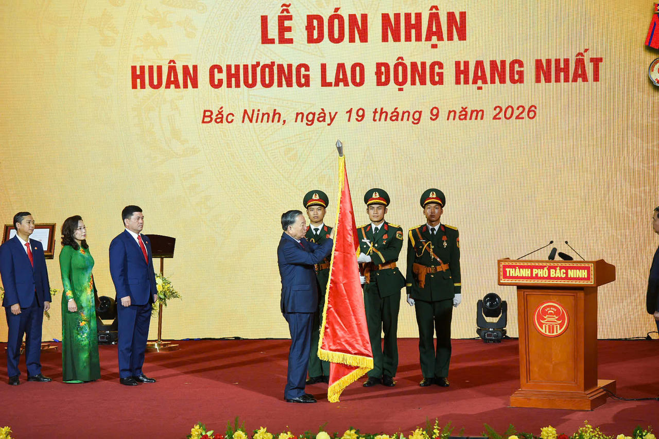 Tổng B&iacute; thư, Chủ tịch nước T&ocirc; L&acirc;m trao Hu&acirc;n chương Lao động hạng Nhất cho đảng bộ, ch&iacute;nh quyền v&agrave; nh&acirc;n d&acirc;n tỉnh Bắc Ninh (Ảnh: Đ&ocirc;ng Bắc).