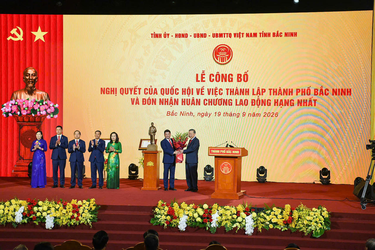 Tổng B&iacute; thư, Chủ tịch nước T&ocirc; L&acirc;m trao Nghị quyết của Quốc hội về th&agrave;nh lập th&agrave;nh phố Bắc Ninh v&agrave; Hu&acirc;n chương Lao động hạng Nhất (Ảnh: Đ&ocirc;ng Bắc)