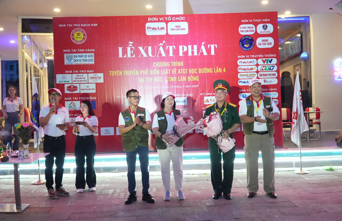 Ban Tổ chức tặng hoa tri &acirc;n c&aacute;c đơn vị đồng h&agrave;nh v&agrave; nh&agrave; t&agrave;i trợ tại Lễ xuất ph&aacute;t. (Ảnh: Triều Nguyễn)