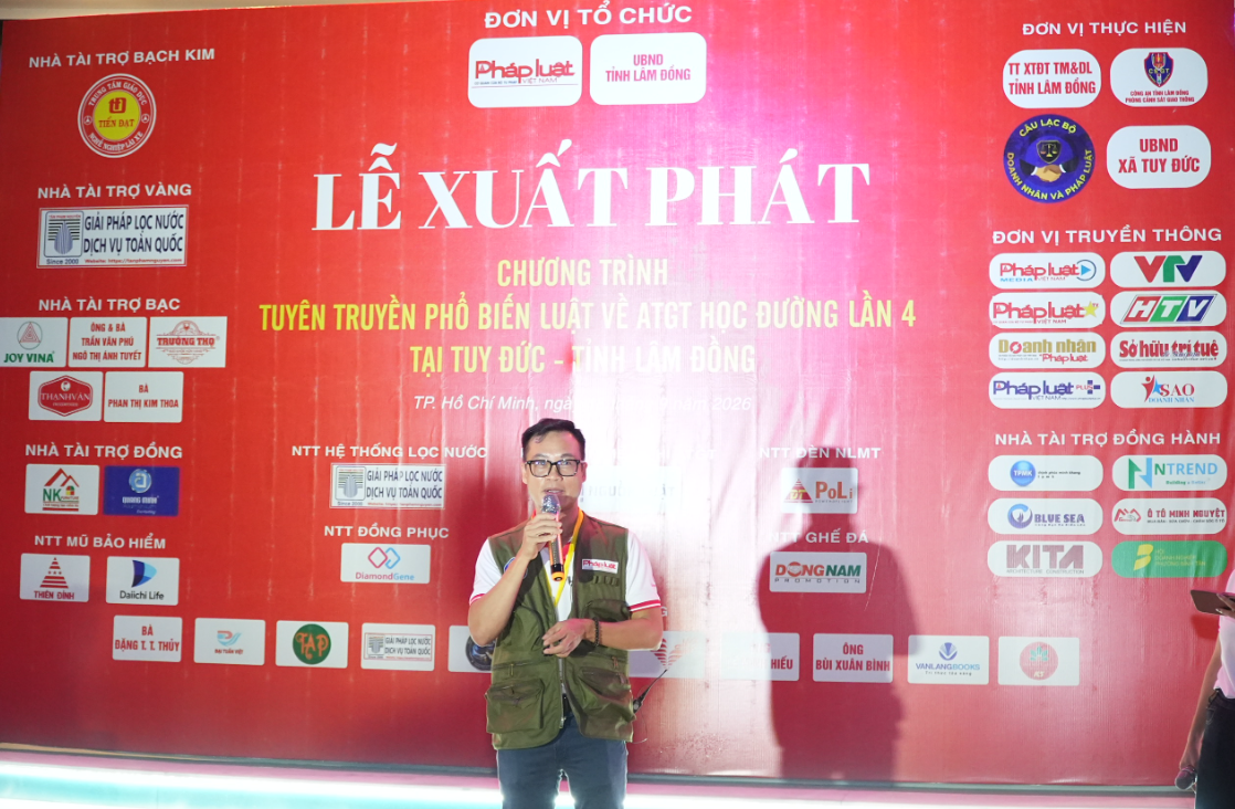 Nh&agrave; b&aacute;o Trần Ngọc H&agrave; - Ph&oacute; Tổng Bi&ecirc;n tập B&aacute;o Ph&aacute;p luật Việt Nam, Trưởng Ban tổ chức ph&aacute;t biểu tại lễ xuất ph&aacute;t. (Ảnh: Triều Nguyễn)