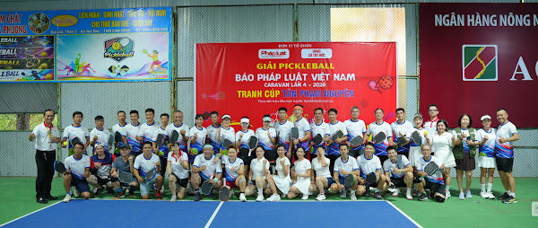 Ban Tổ chức c&ugrave;ng đ&ocirc;ng đảo c&aacute;c vận động vi&ecirc;n chụp ảnh lưu niệm tại Lễ khai mạc Giải Pickleball B&aacute;o Ph&aacute;p luật Việt Nam - Tranh c&uacute;p T&acirc;n Phạm Nguy&ecirc;n.&nbsp;