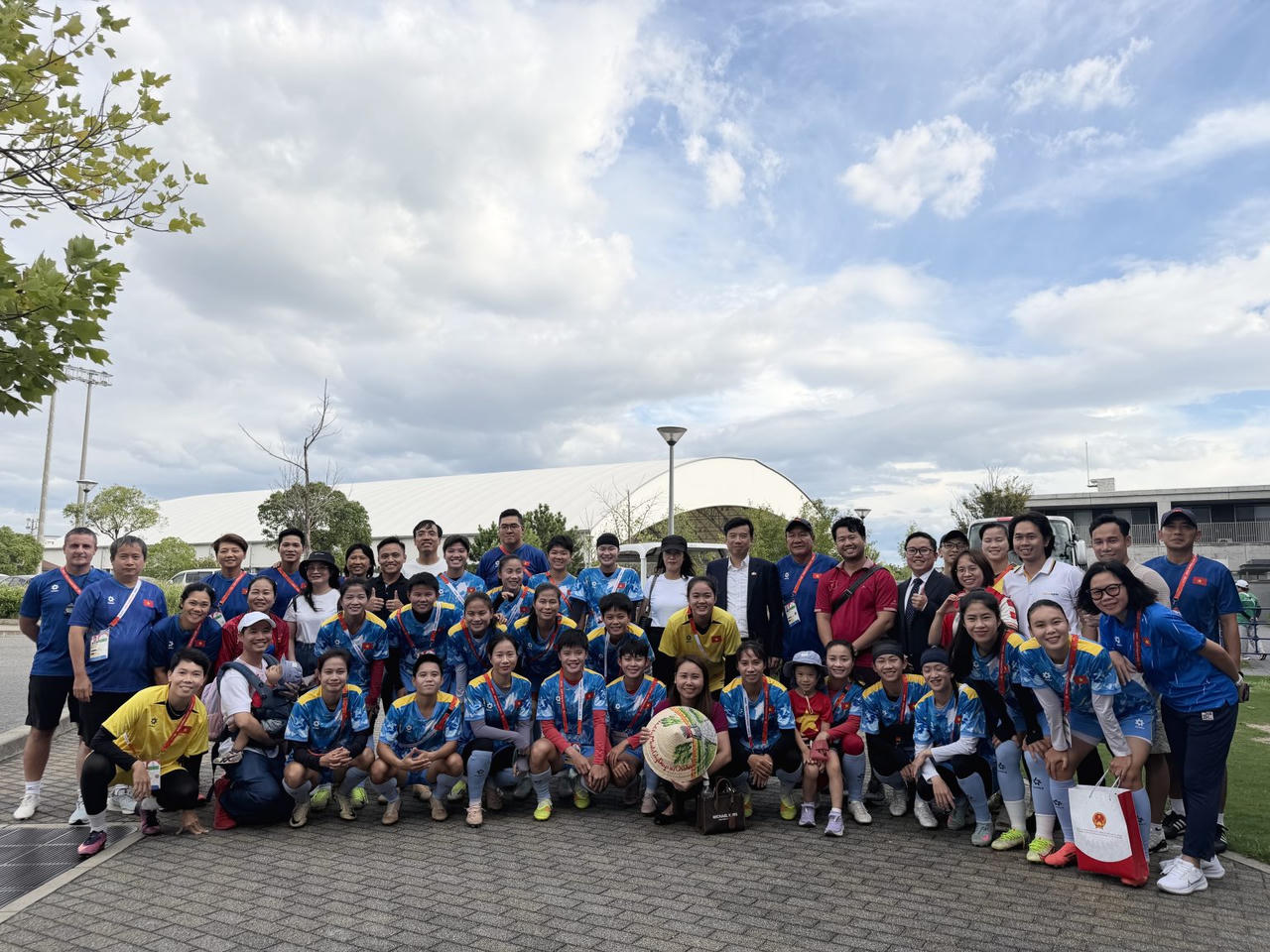 Tổng L&atilde;nh sự qu&aacute;n Việt Nam tại Osaka v&agrave; cộng đồng người Việt động vi&ecirc;n đội tuyển nữ Việt Nam trước trận đấu quyết định (Ảnh VFF)