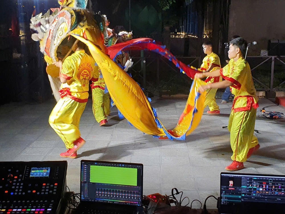Tiếng trống hội, đ&egrave;n lồng, rước đ&egrave;n v&agrave;o kh&ocirc;ng gian nhạc s&ocirc;i động (Ảnh: Trọng Đạt).