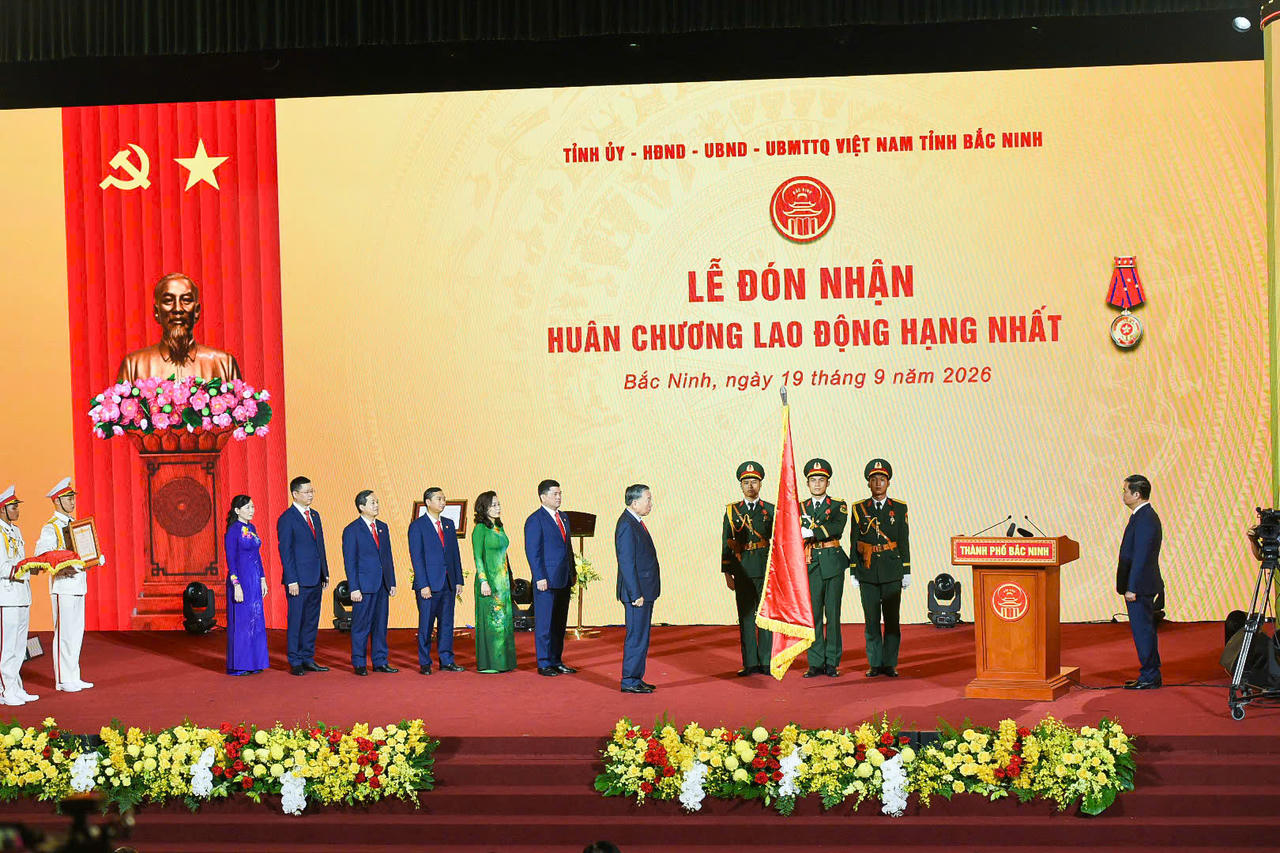 Tổng b&iacute; thư, Chủ tịch nước T&ocirc; L&acirc;m trao tặng Hu&acirc;n chương Lao động hạng nhất cho Đảng bộ, Ch&iacute;nh quyền v&agrave; Nh&acirc;n d&acirc;n th&agrave;nh phố Bắc Ninh. (Ảnh: NH)