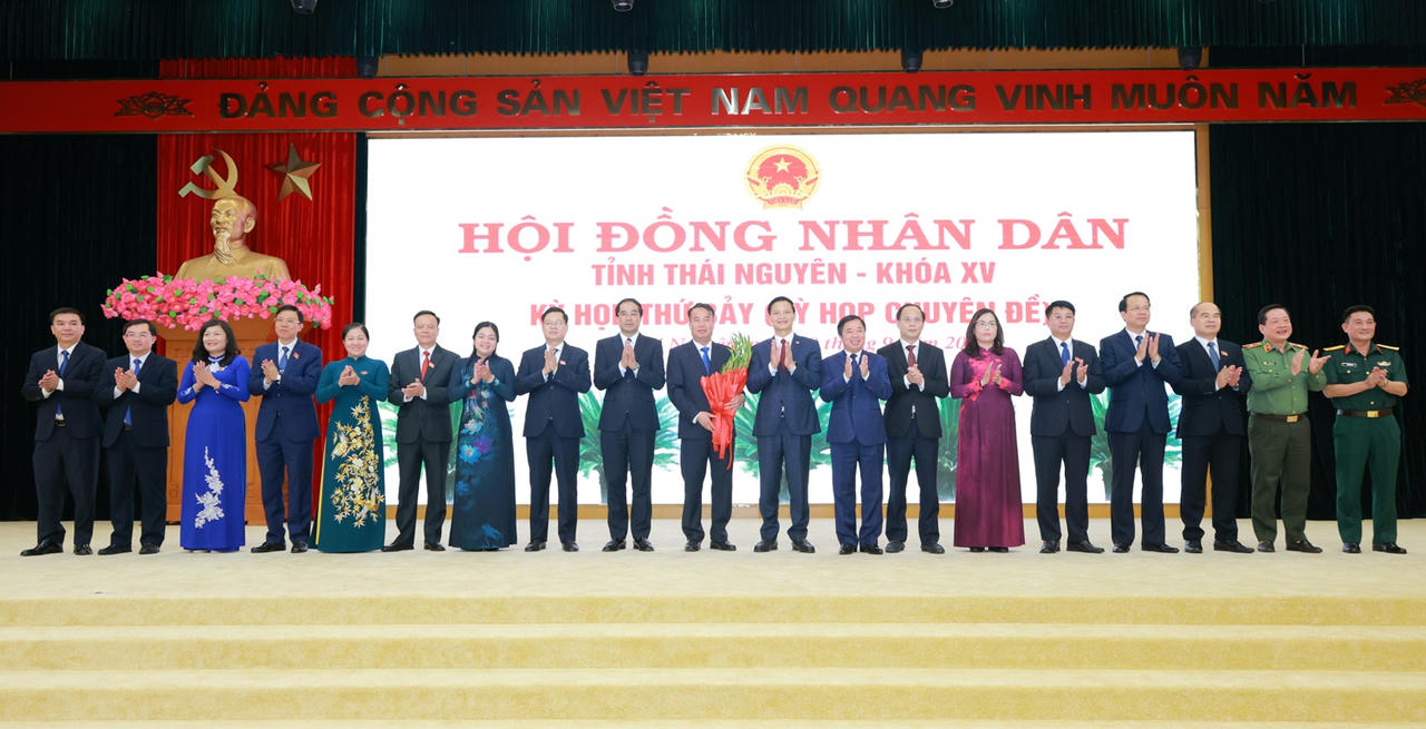 L&atilde;nh đạo tỉnh Th&aacute;i Nguy&ecirc;n tặng hoa ch&uacute;c mừng &ocirc;ng Nguyễn Thế Mạnh - Ph&oacute; B&iacute; thư Tỉnh ủy, Chủ tịch UBND tỉnh.