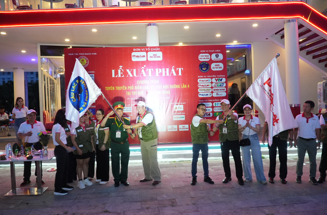 Nghi thức trao cờ xuất ph&aacute;t - Thời khắc thi&ecirc;ng li&ecirc;ng đ&aacute;nh dấu đo&agrave;n Caravan B&aacute;o Ph&aacute;p luật Việt Nam m&ugrave;a 4 ch&iacute;nh thức l&ecirc;n đường  (Ảnh: Triều Nguyễn)