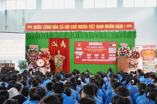 B&aacute;o Ph&aacute;p Luật Việt Nam tổ chức lễ khai mạc Cuộc thi t&igrave;m hiểu Luật về ATGT học đường tr&ecirc;n địa b&agrave;n x&atilde; Tuy Đức, tỉnh L&acirc;m Đồng