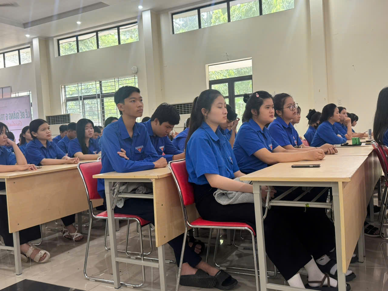 Khoảng 350 sinh vi&ecirc;n tham dự phi&ecirc;n to&agrave; giả định. Ảnh: Tiến Dũng.