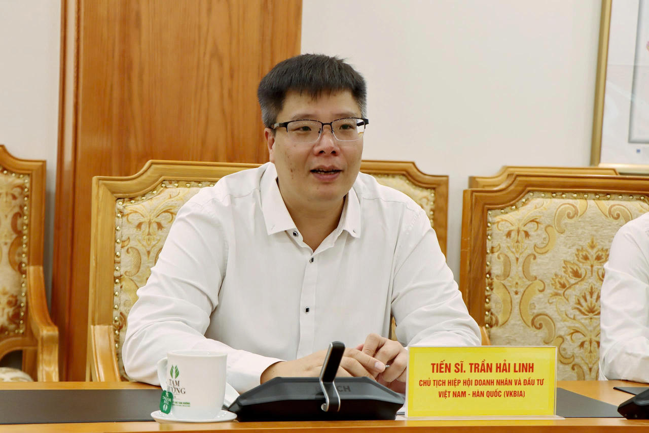 TS. Trần Hải Linh ph&aacute;t biểu tại buổi l&agrave;m việc.