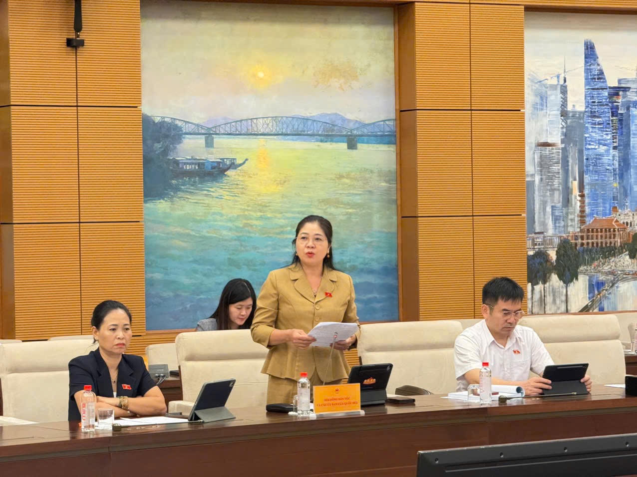 Nhiều vấn đề trọng t&acirc;m tại phi&ecirc;n giải tr&igrave;nh của Bộ trưởng Bộ Gi&aacute;o dục v&agrave; Đ&agrave;o tạo