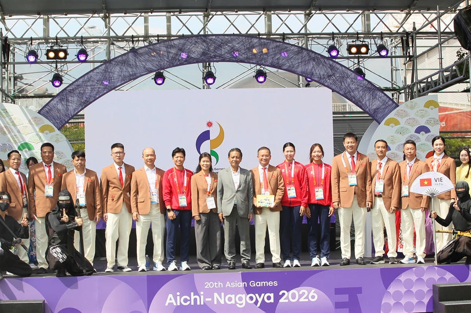 Thứ trưởng Ho&agrave;ng Đạo Cương c&ugrave;ng c&aacute;c th&agrave;nh vi&ecirc;n Đo&agrave;n Thể thao Việt Nam tại Lễ thượng cờ (Ảnh: Qu&yacute; Lượng)