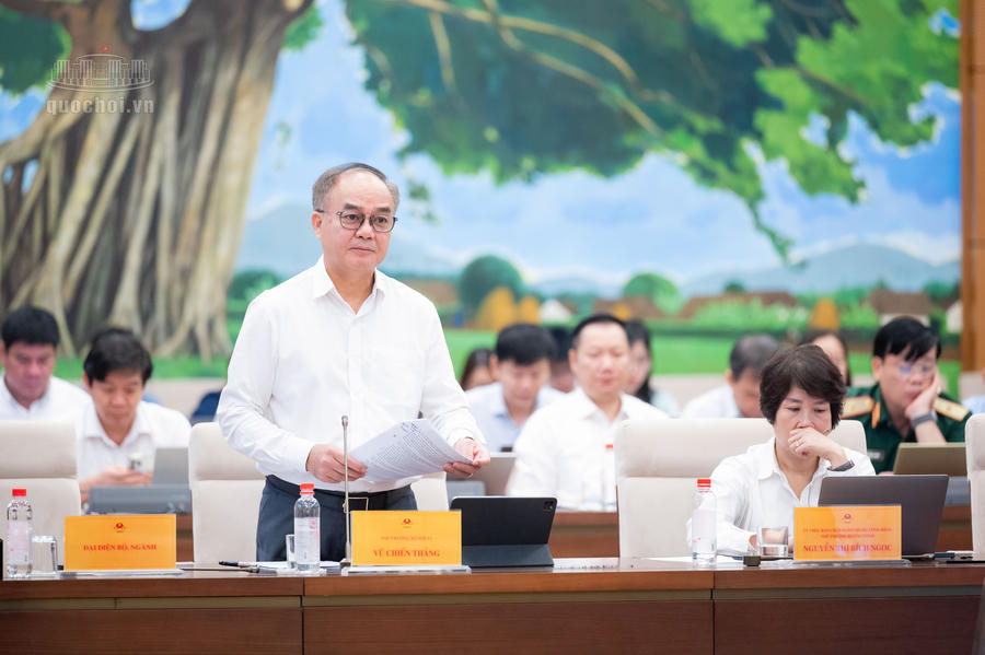 Thứ trưởng Bộ Nội vụ Vũ Chiến Thắng ph&aacute;t biểu. Ảnh: quochoi.vn
