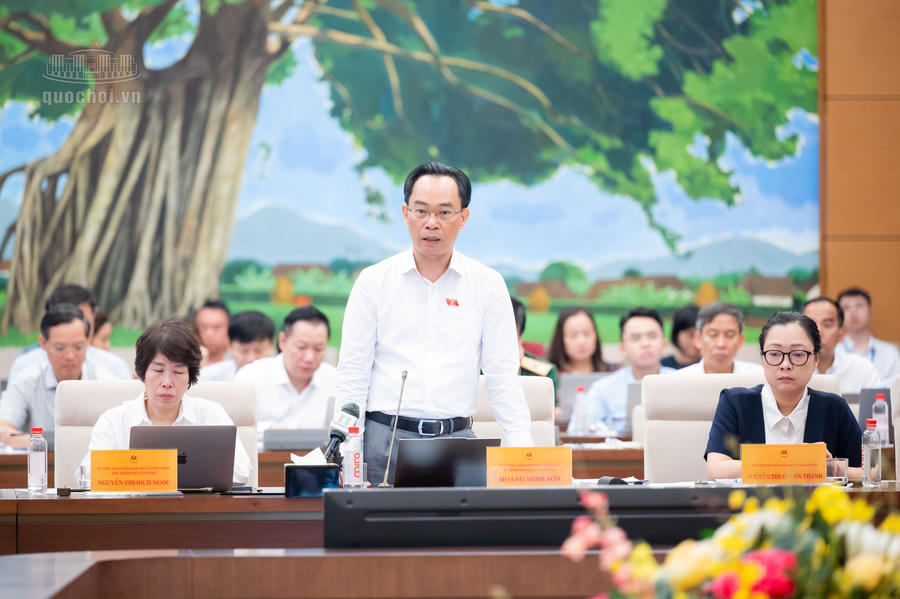 Bộ trưởng Bộ Gi&aacute;o dục v&agrave; Đ&agrave;o tạo Ho&agrave;ng Minh Sơn giải tr&igrave;nh. Ảnh: quochoi.vn