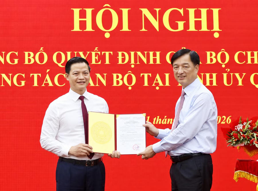 Trưởng Ban Tổ chức Trung ương Nguyễn Duy Ngọc trao Quyết định của Bộ Ch&iacute;nh trị cho &ocirc;ng Vương Quốc Tuấn. Ảnh: TTXVN