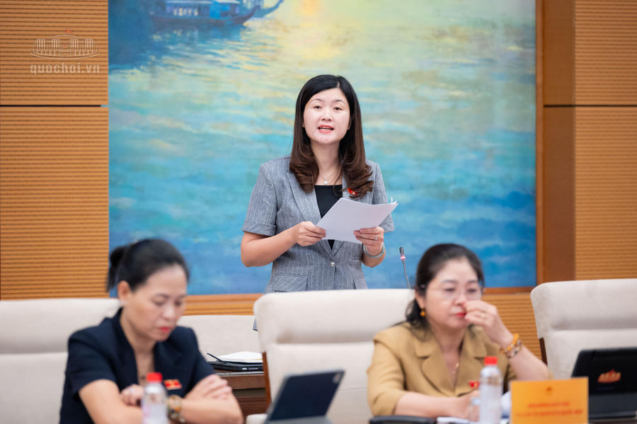 Đại biểu Nguyễn Thị Th&ugrave;y Trang, Đo&agrave;n ĐBQH tỉnh Hưng Y&ecirc;n ph&aacute;t biểu. Ảnh: quochoi.vn