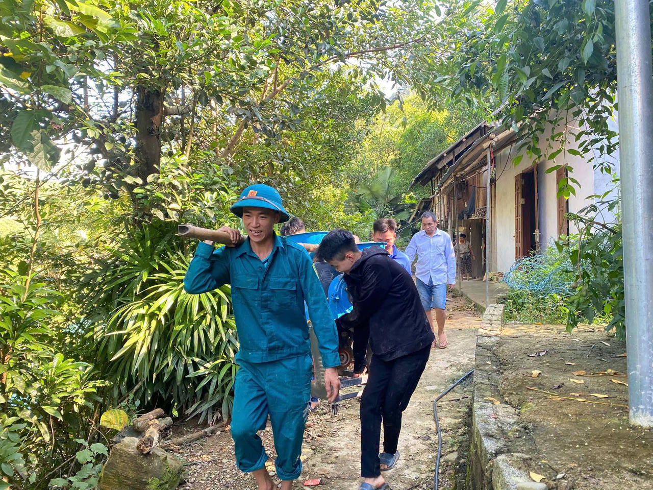Ch&iacute;nh quyền v&agrave; c&aacute;c lực lượng hỗ trợ người d&acirc;n trong khu vực c&oacute; nguy cơ sạt lở ra nơi an to&agrave;n (ảnh Y&ecirc;n Na)