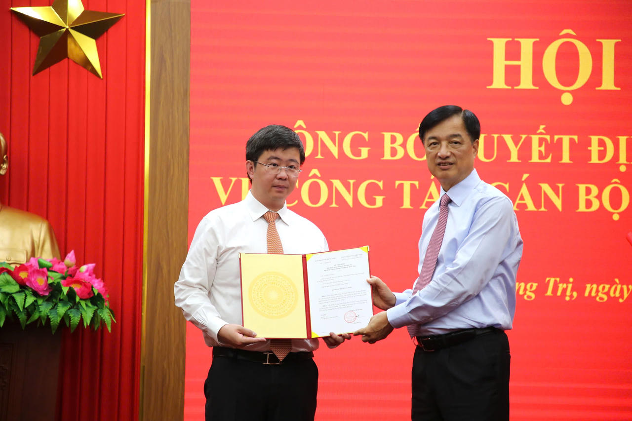 &Ocirc;ng Nguyễn Duy Ngọc - Ủy vi&ecirc;n Bộ Ch&iacute;nh trị, B&iacute; thư Trung ương Đảng, Trưởng Ban Tổ chức Trung ương trao quyết định cho &ocirc;ng B&ugrave;i Ho&agrave;ng Phương. (Ảnh: C.S)
