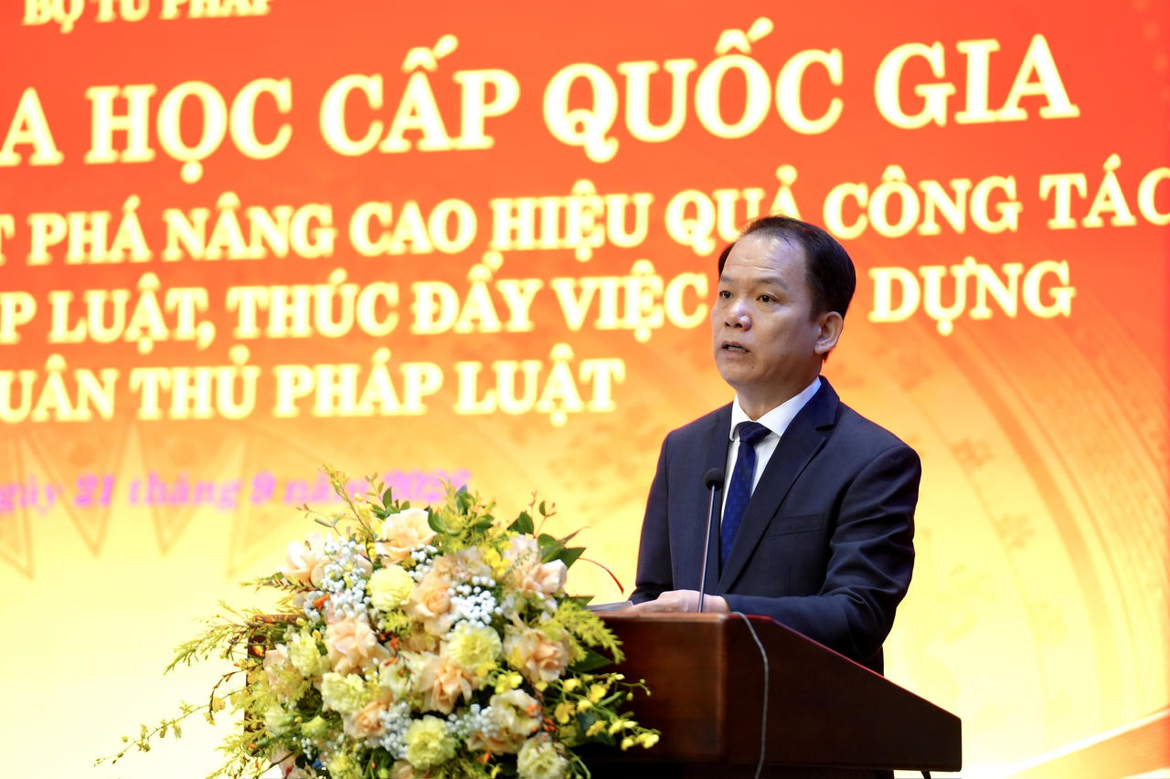 Bộ trưởng Bộ Tư ph&aacute;p Ho&agrave;ng Thanh T&ugrave;ng ph&aacute;t biểu đề dẫn Hội thảo.