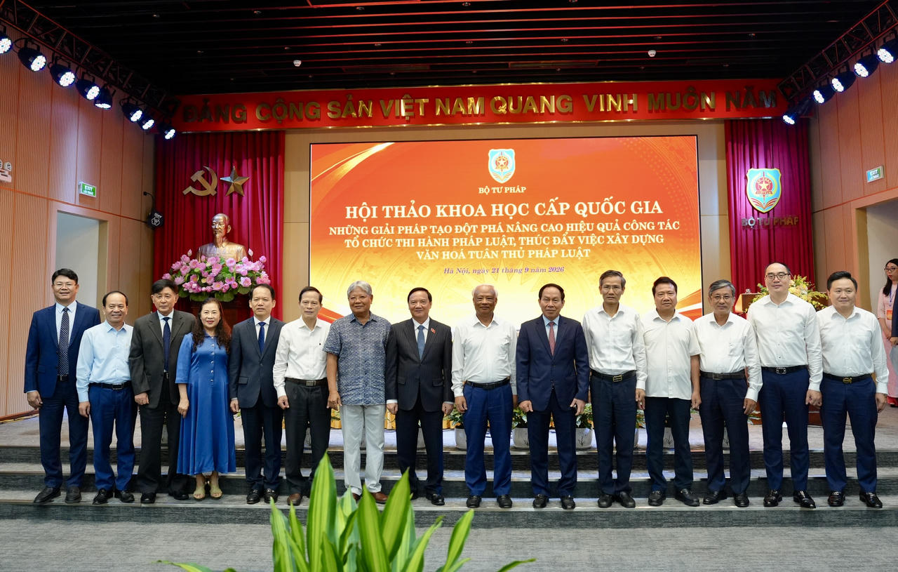C&aacute;c đồng ch&iacute; l&atilde;nh đạo, nguy&ecirc;n l&atilde;nh đạo c&aacute;c Bộ, ng&agrave;nh chụp ảnh lưu niệm.