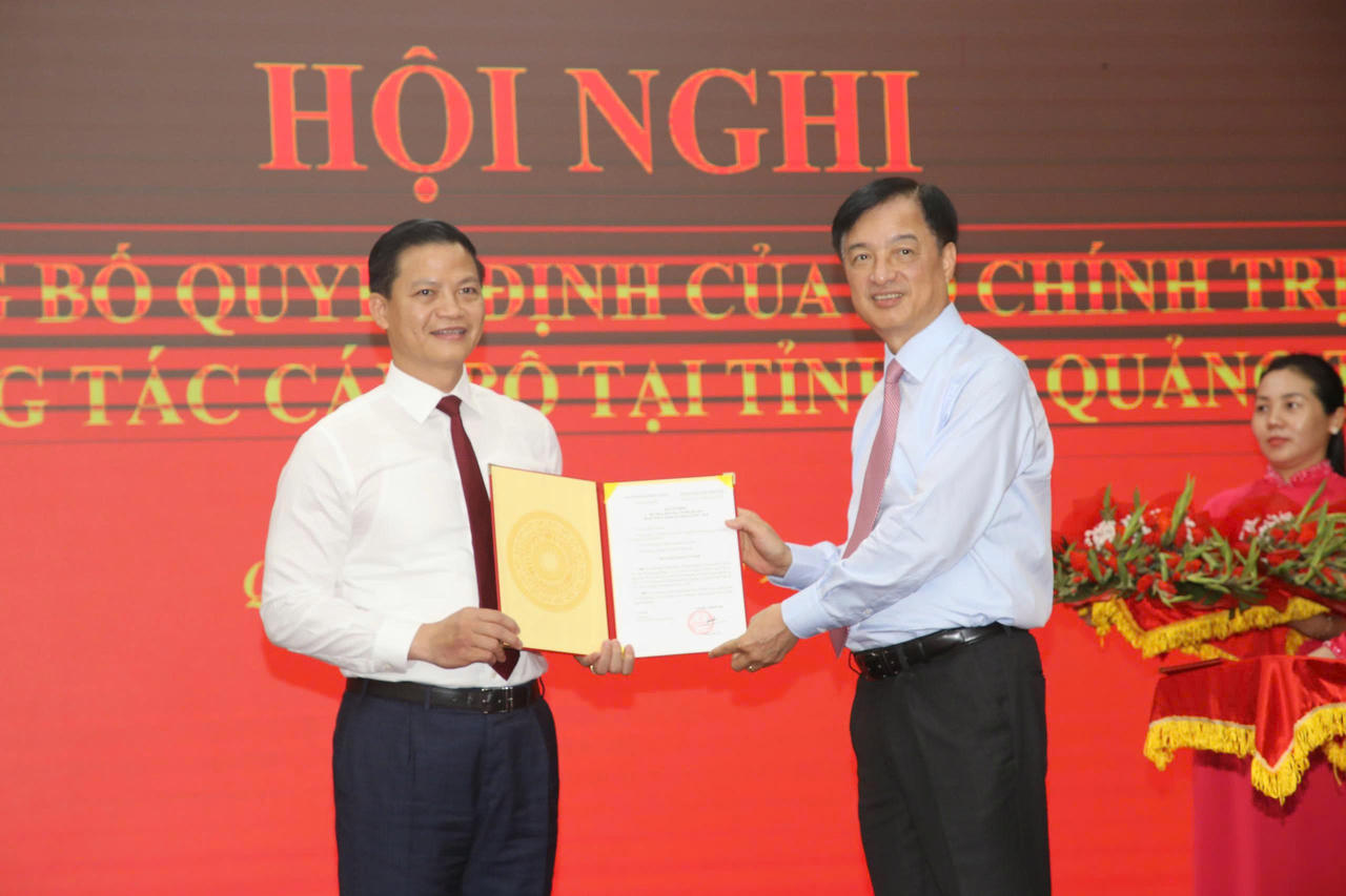 &Ocirc;ng Nguyễn Duy Ngọc - Ủy vi&ecirc;n Bộ Ch&iacute;nh trị, B&iacute; thư Trung ương Đảng, Trưởng Ban Tổ chức Trung ương trao quyết định cho &ocirc;ng Vương Quốc Tuấn. (Ảnh: C.S)
