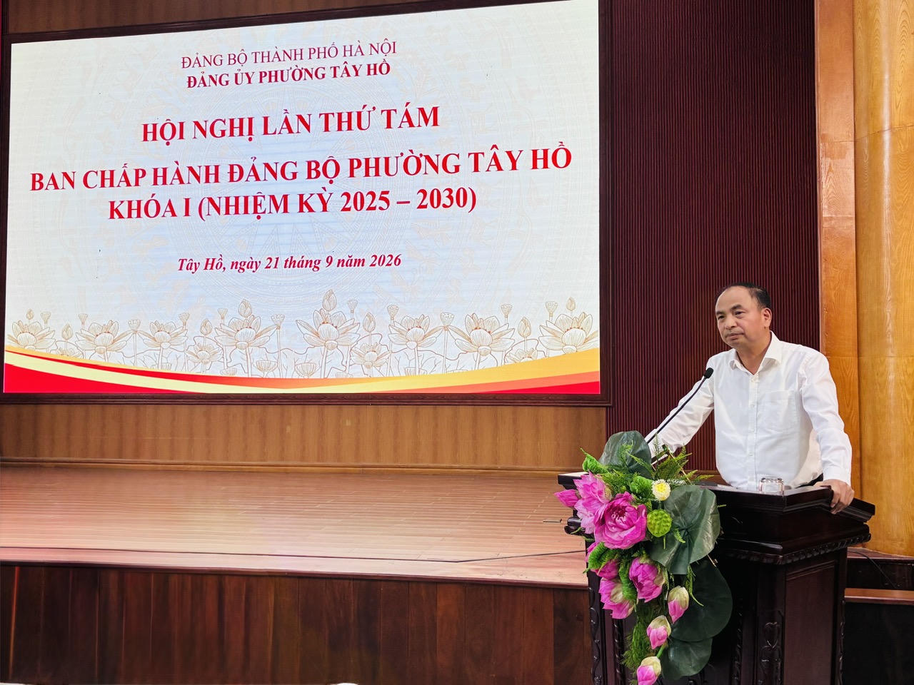 &Ocirc;ng Nguyễn Đ&igrave;nh Khuyến, Th&agrave;nh ủy vi&ecirc;n, B&iacute; thư Đảng ủy, Chủ tịch HĐND phường T&acirc;y Hồ ph&aacute;t biểu tại Hội nghị (Ảnh: Hồng Nhung).