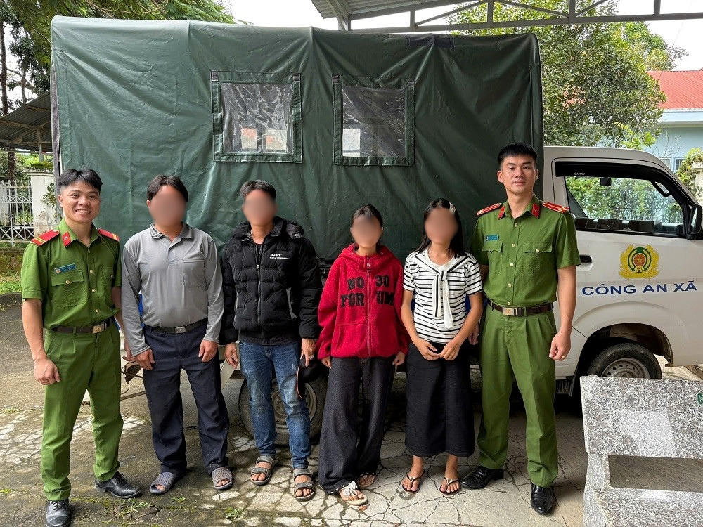 C&ocirc;ng an x&atilde; Đam R&ocirc;ng 2 phối hợp c&ugrave;ng gia đ&igrave;nh tiếp nhận v&agrave; đưa c&aacute;c em trở về nh&agrave;. (Ảnh C&ocirc;ng an tỉnh L&acirc;m Đồng)