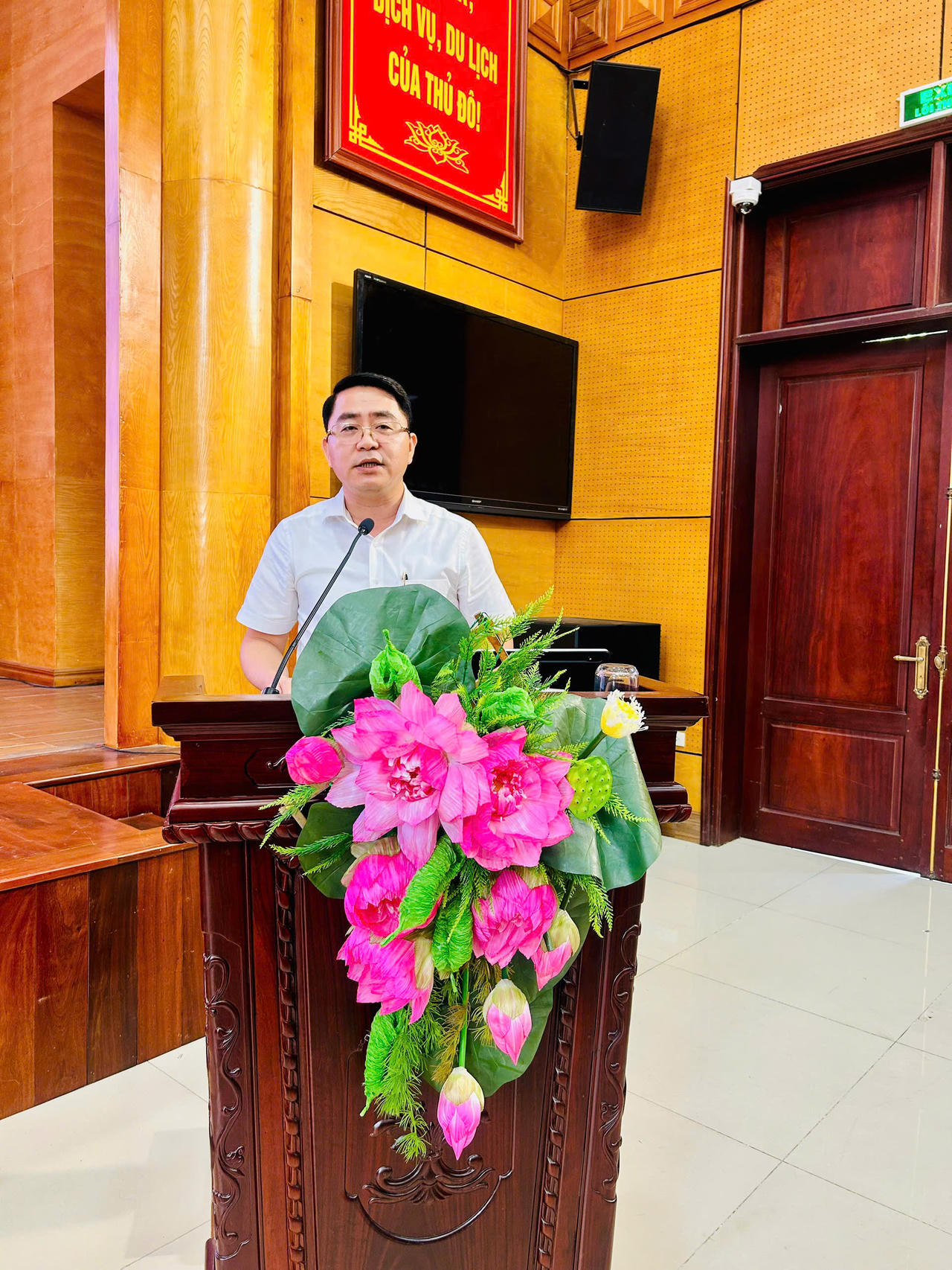 Trưởng ban X&acirc;y dựng Đảng phường T&acirc;y Hồ Nguyễn Mạnh Tiến ph&aacute;t biểu tại hội nghị (Ảnh: T.Dương)