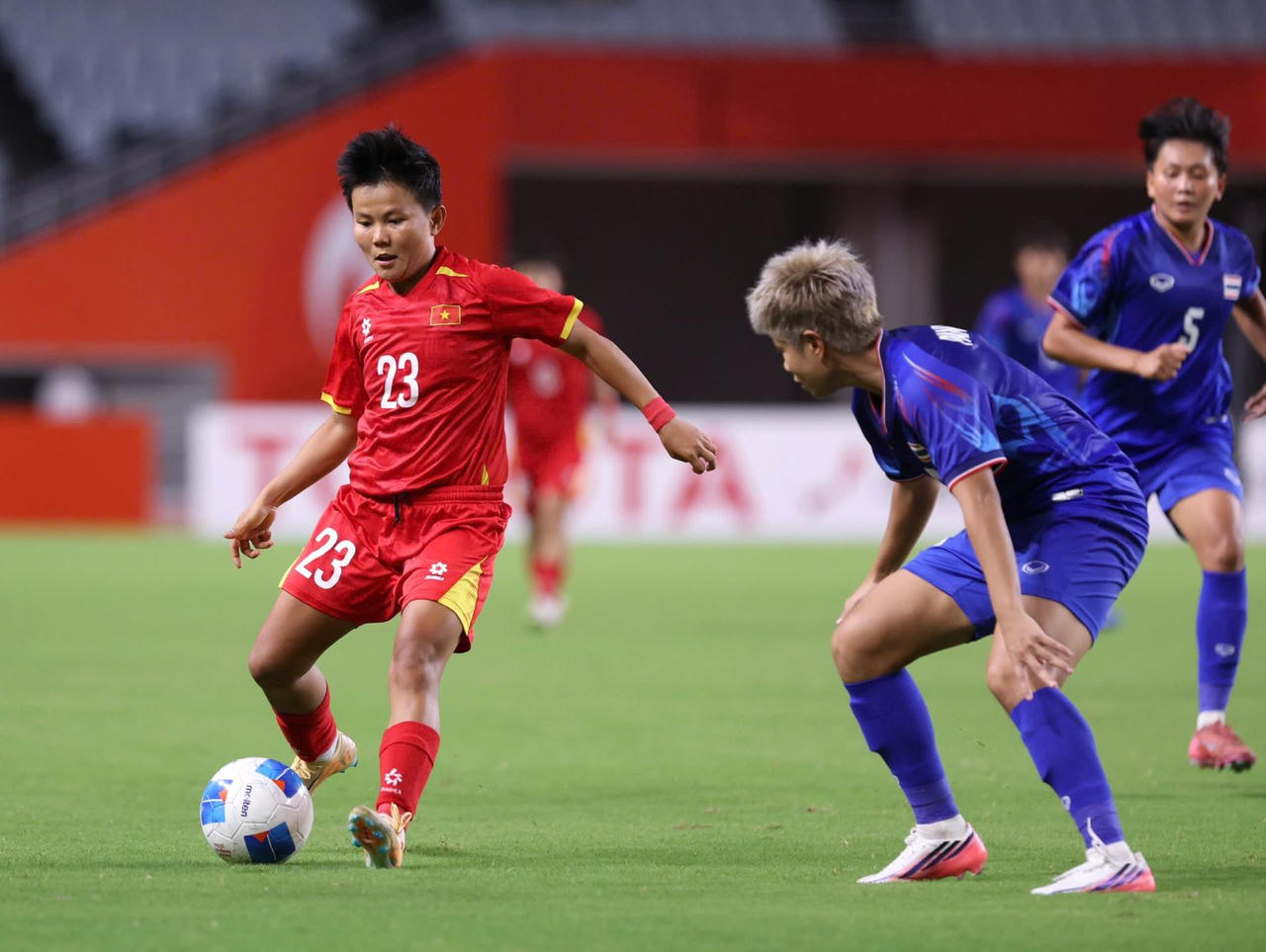 Đội tuyển nữ Việt Nam v&agrave;o tứ kết  ASIAD 20 sau khi h&ograve;a đội tuyển nữ Th&aacute;i Lan (Ảnh VFF)