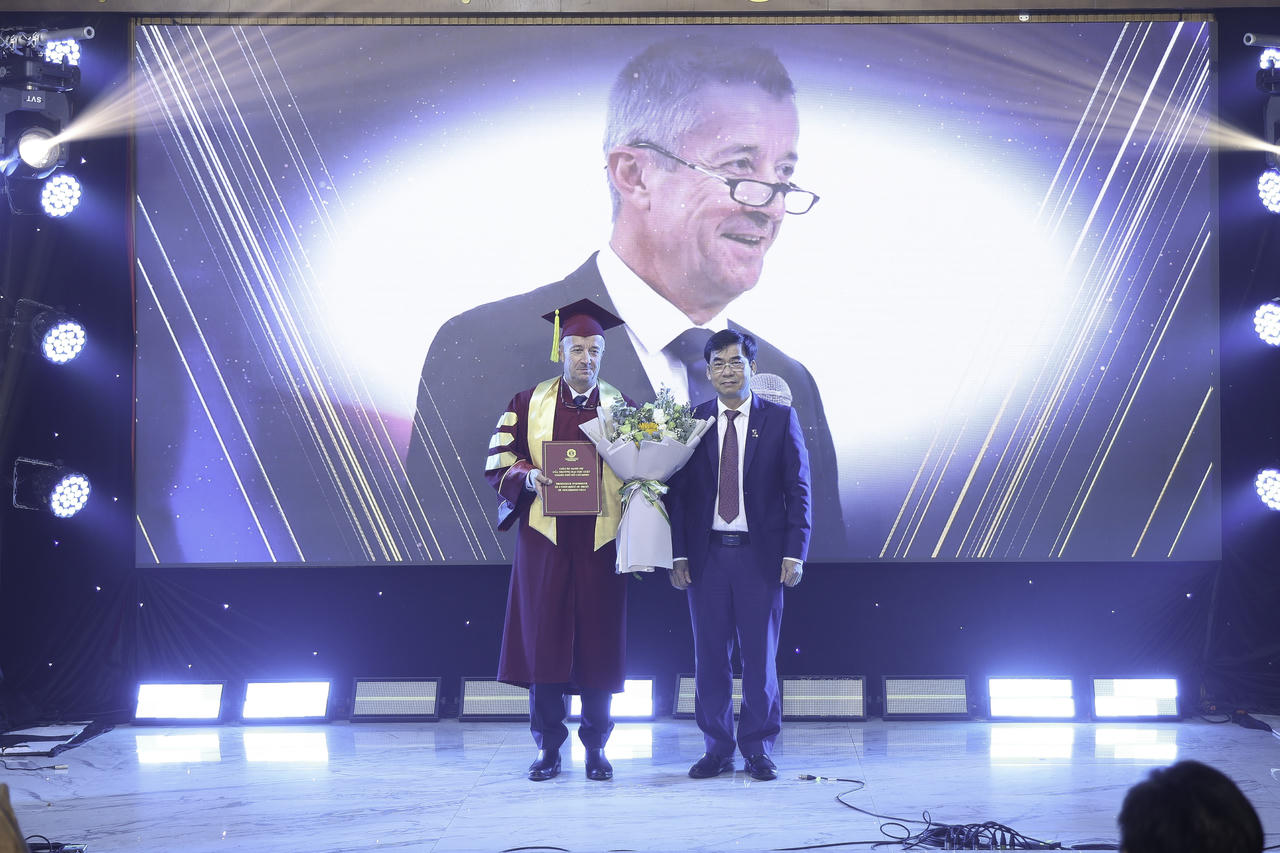 TS. L&ecirc; Trường Sơn, Hiệu trưởng Trường Đại học Luật TP HCM trao danh hiệu Gi&aacute;o sư Danh dự cho GS. Laurent Grosclaude. Ảnh: ULAW