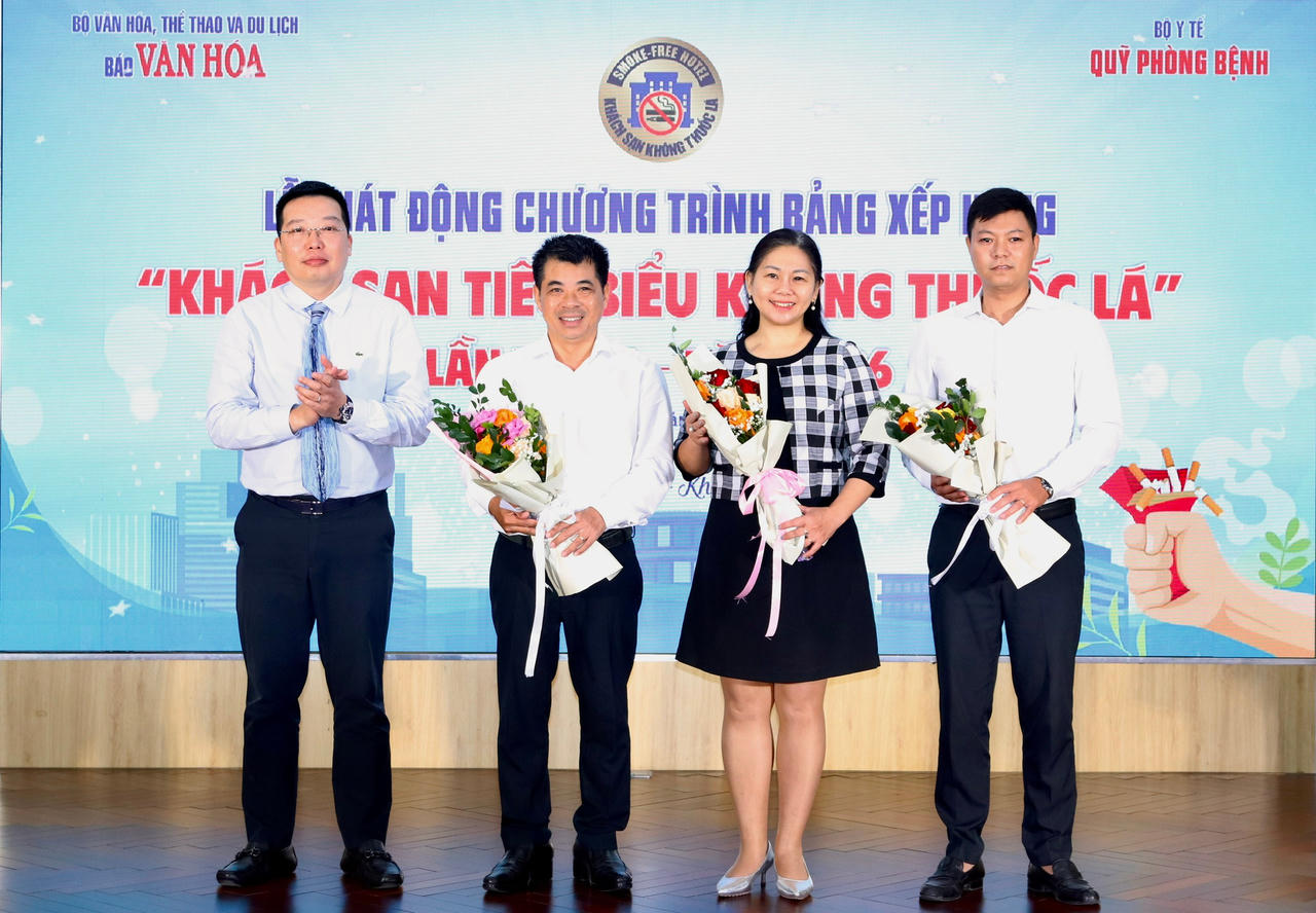 Tổng Bi&ecirc;n tập B&aacute;o Văn H&oacute;a Nguyễn Anh Vũ v&agrave; Ban Gi&aacute;m khảo chương tr&igrave;nh (Ảnh: P.V).