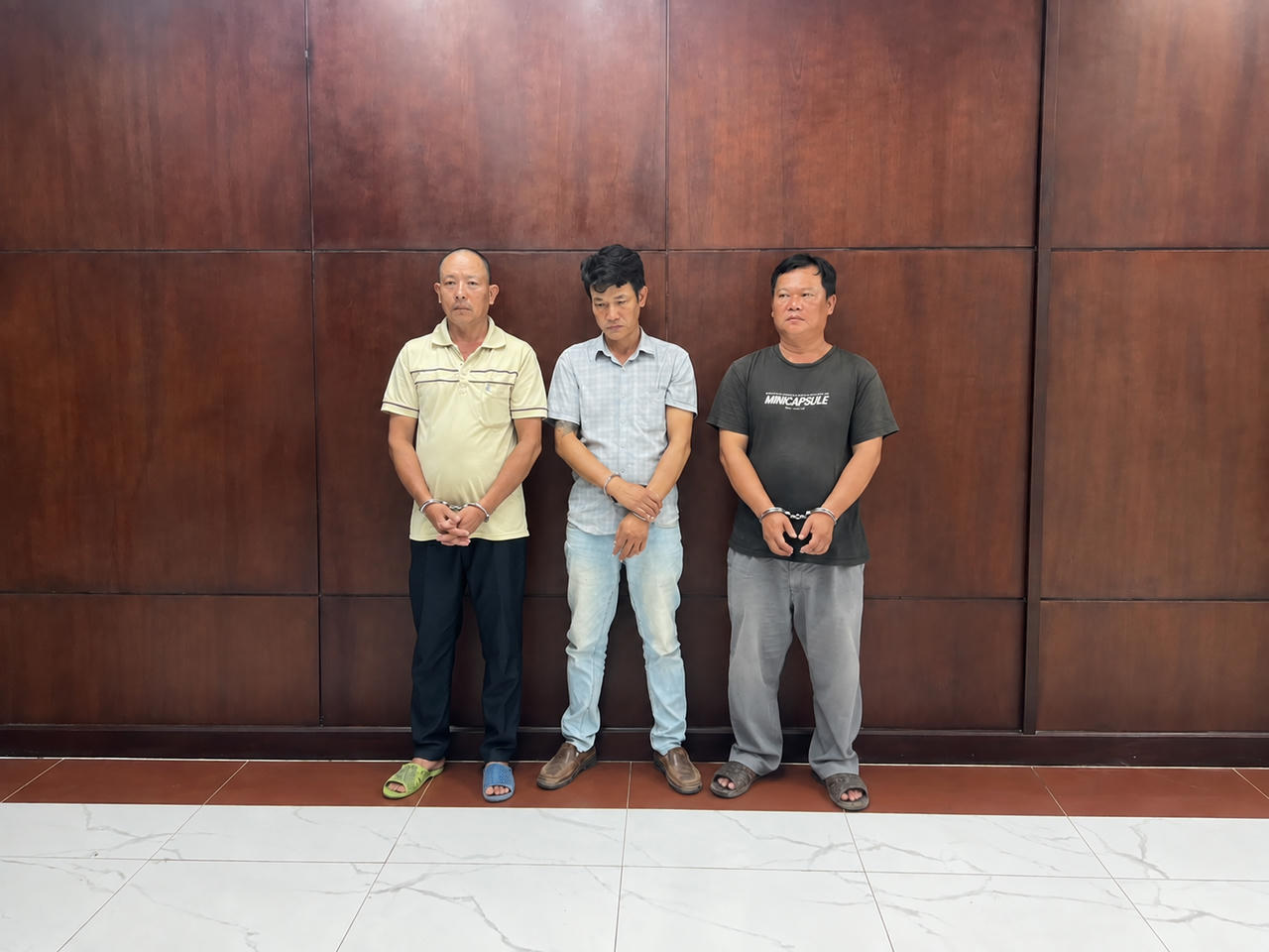 C&aacute;c đối tượng H&agrave; Xu&acirc;n Trường, Trần Văn Ho&agrave;i Hận, B&agrave;n Hữu Nguy&ecirc;n tại cơ quan điều tra. Ảnh: C&ocirc;ng an cung cấp