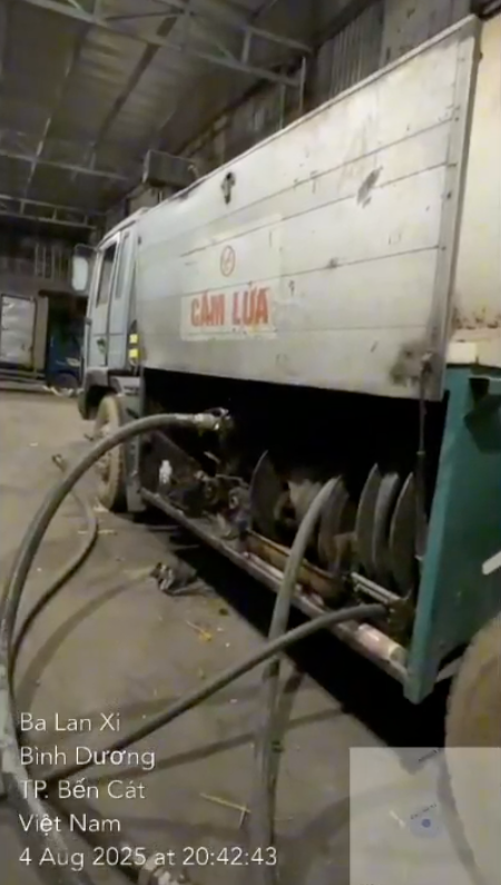 Sang chiết gas tr&aacute;i ph&eacute;p trong nh&agrave; xưởng. Ảnh: C&ocirc;ng an cung cấp