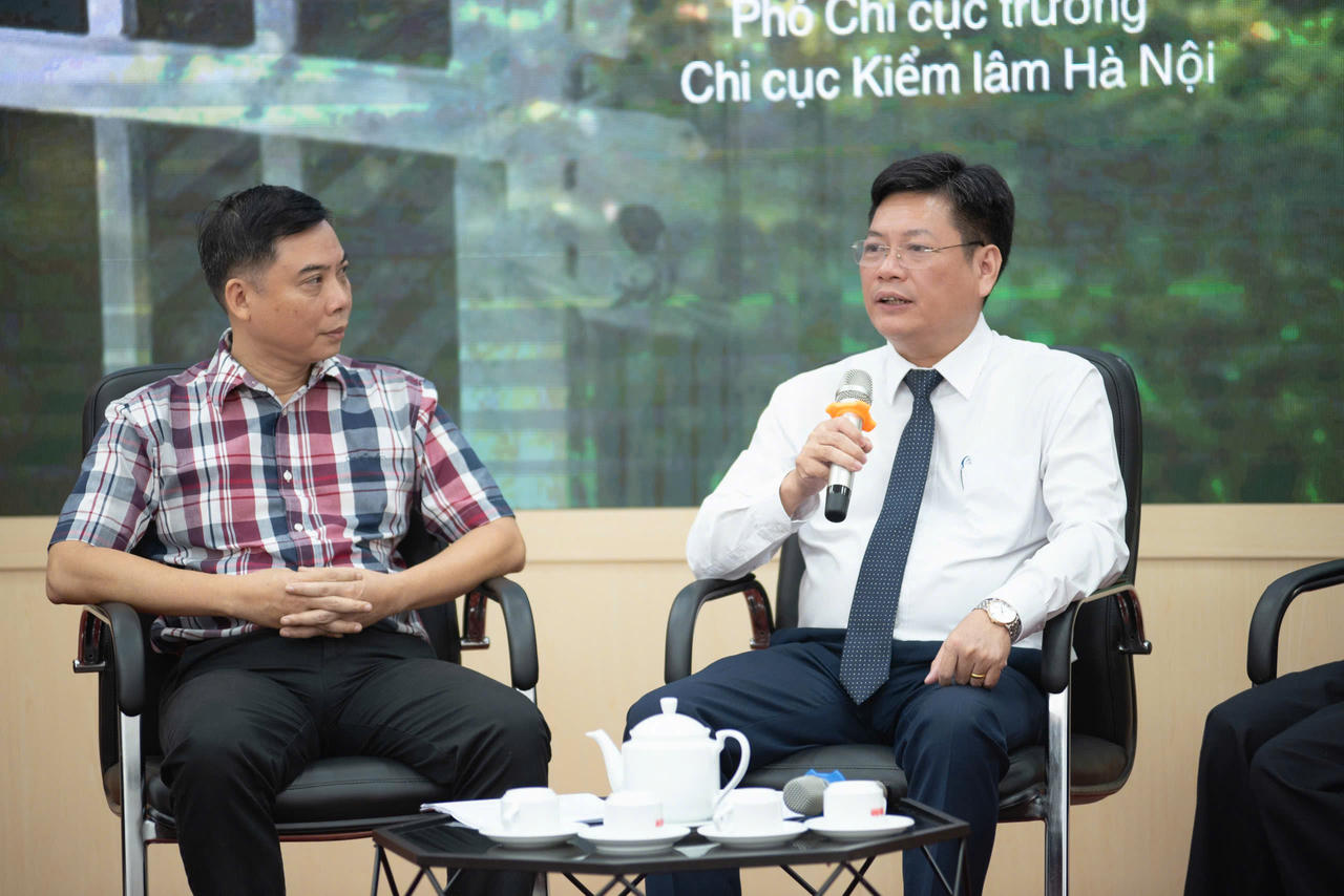&Ocirc;ng B&ugrave;i Huy Kh&ocirc;i, Ph&oacute; Chi cục trưởng Chi cục Kiểm l&acirc;m H&agrave; Nội (tr&aacute;i); &ocirc;ng Nguyễn Văn C&ocirc;ng, Ph&oacute; Chủ tịch Ủy ban nh&acirc;n d&acirc;n x&atilde; Ph&uacute;c Thọ (phải). (Nguồn: ENV)
