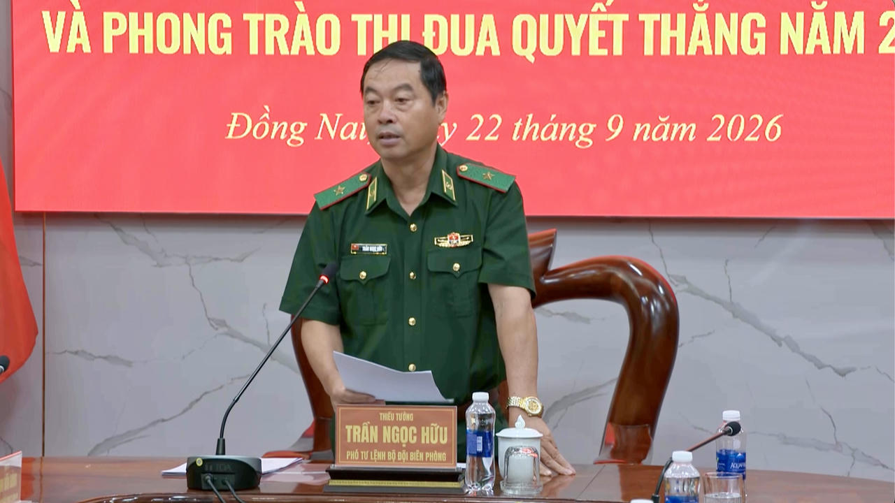 Thiếu tướng Trần Ngọc Hữu - Ph&oacute; Tư lệnh BĐBP ph&aacute;t biểu chỉ đạo tại hội nghị. Ảnh: Minh luận - Văn Gi&aacute;p