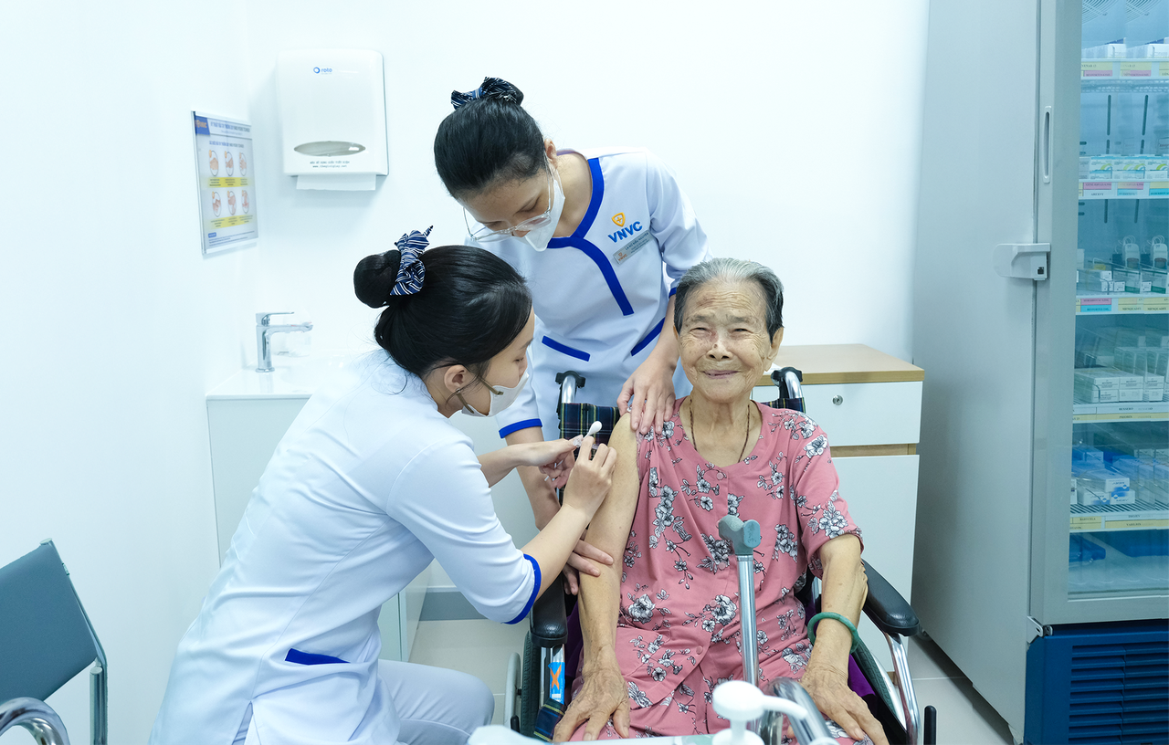 Tại Việt Nam, VNVC triển khai ti&ecirc;m nhiều vắc xin quan trọng của Pfizer như phế cầu, RSV, n&atilde;o m&ocirc; cầu&hellip; Ảnh: VNVC