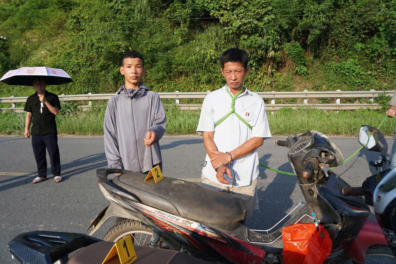 C&aacute;c đối tượng bị bắt giữ ( Ảnh: Thanh Tuấn)