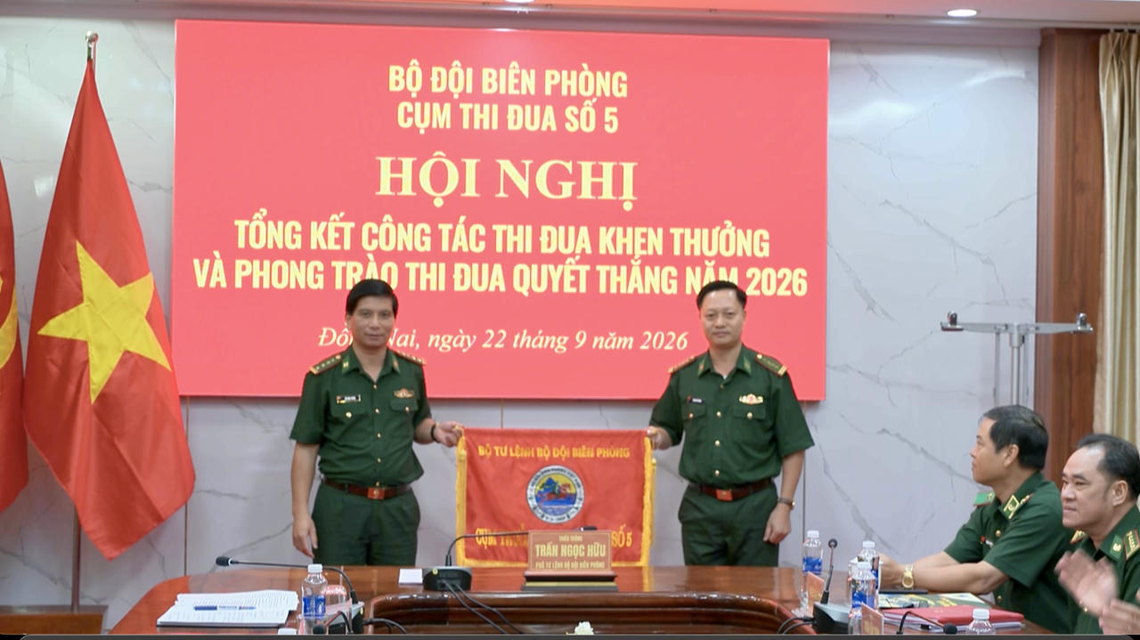 B&agrave;n giao Cờ lu&acirc;n lưu Cụm trưởng cho đơn vị tiếp theo. Ảnh: Minh luận - Văn Gi&aacute;p